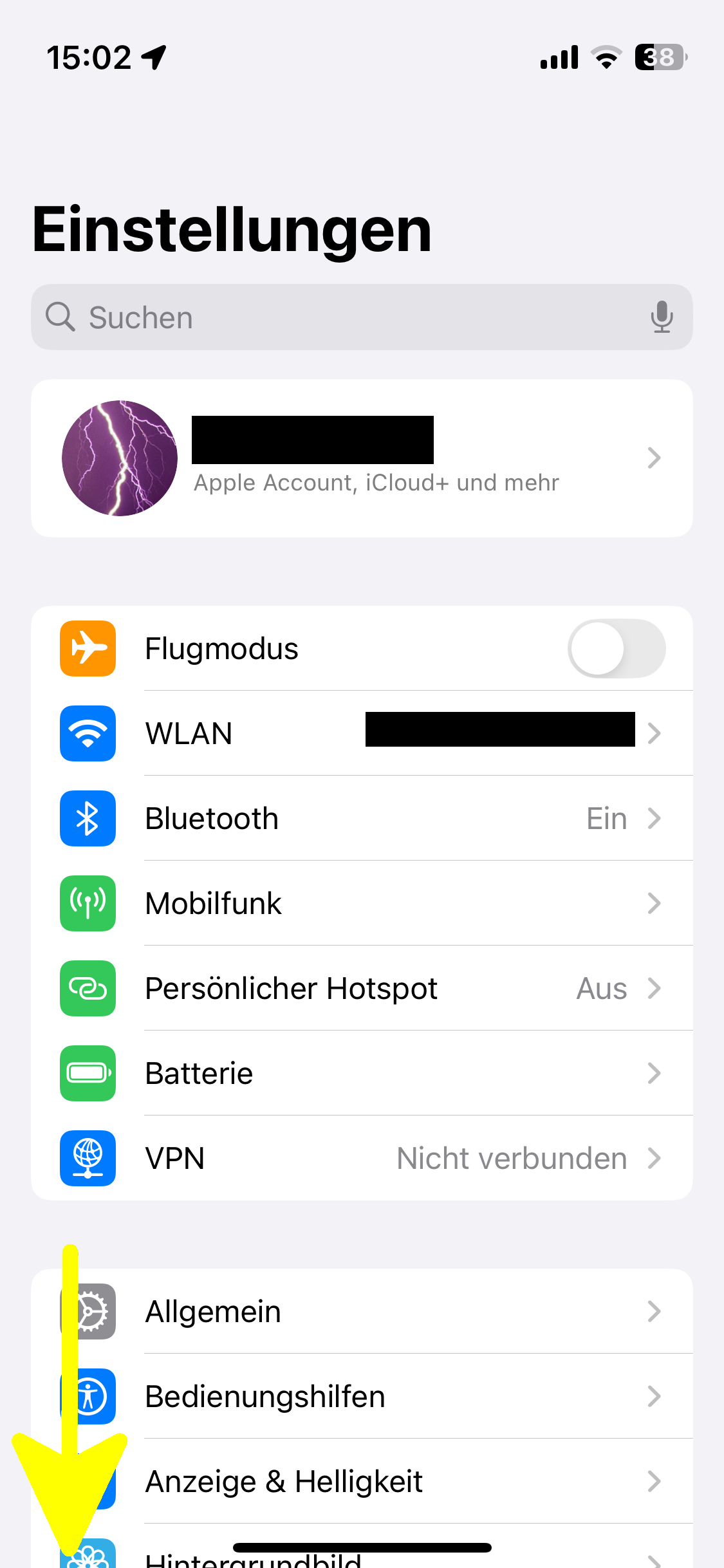 iOS-Einstellungen - Hauptseite. Ein gelber, nach unten zeigender, Pfeil symbolisiert, dass nach unten gescrollt werden soll.